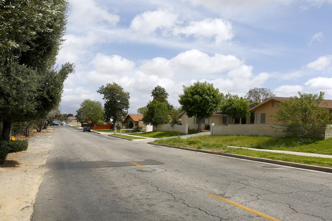 1955-1985 E Devonshire Ave in Hemet, CA - Building Photo - Building Photo