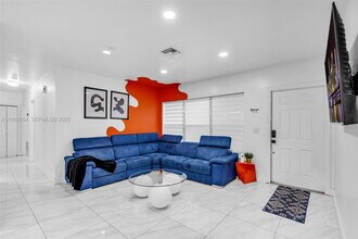 695 NE 160th St in North Miami Beach, FL - Building Photo - Building Photo