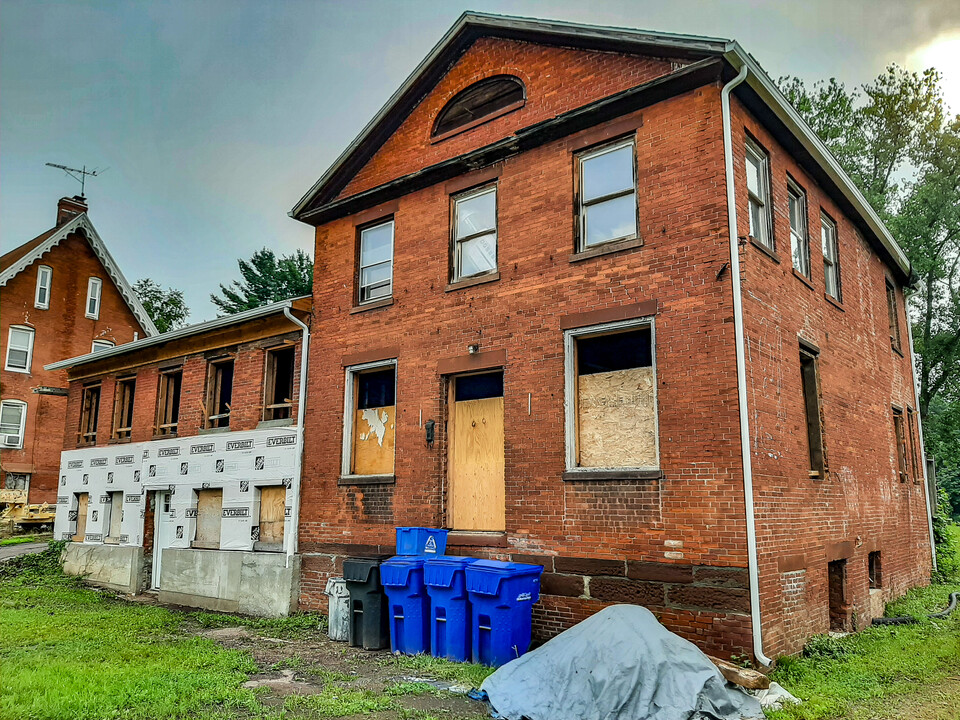 95 Main in Broad Brook, CT - Building Photo