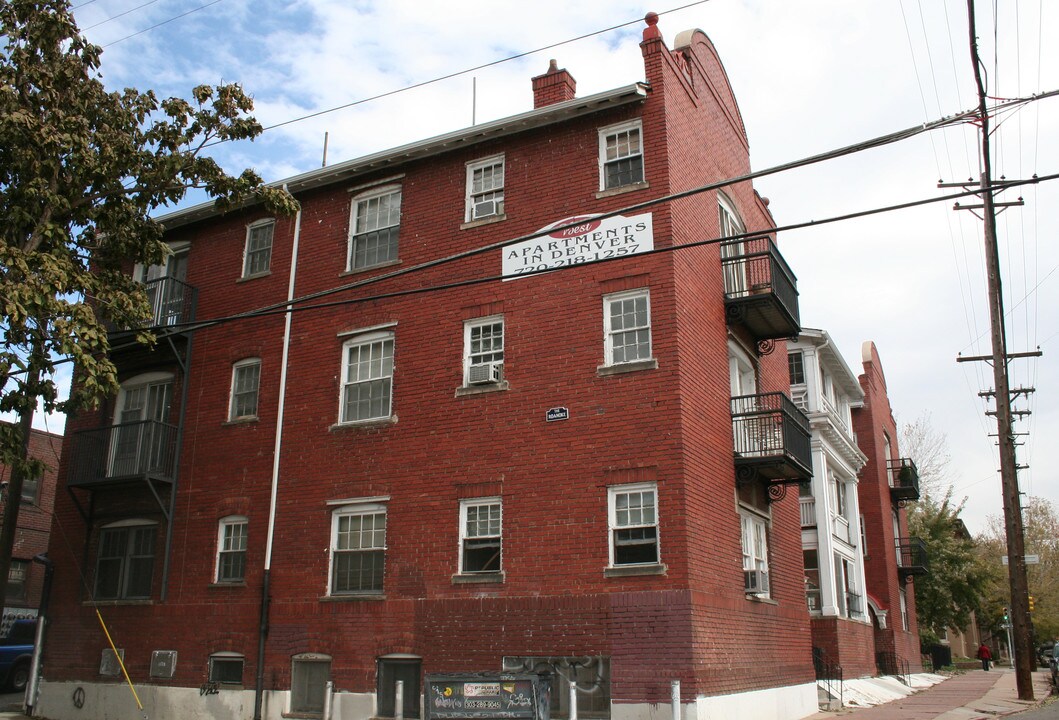 Roanoke Apartments in Denver, CO - Building Photo