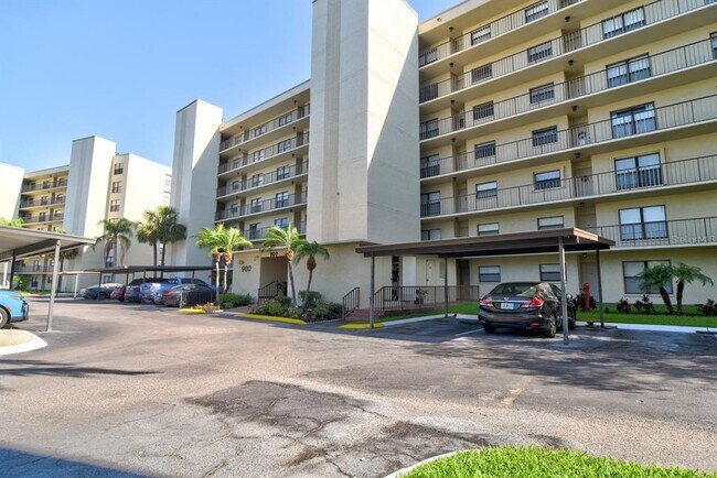 900 Cove Cay Dr in Clearwater, FL - Building Photo - Building Photo