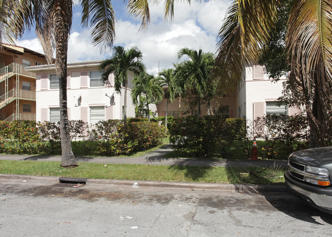 221 Sidonia Ave in Coral Gables, FL - Foto de edificio - Building Photo