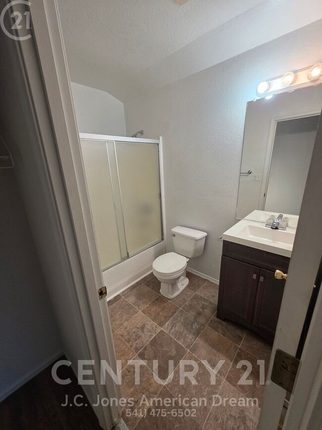 1043 Rainwood Ln in Grants Pass, OR - Building Photo - Building Photo