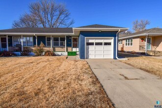 3213 S Holly Ave in Sioux Falls, SD - Foto de edificio - Building Photo