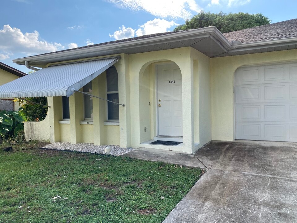 1344 SE 1st Pl in Cape Coral, FL - Building Photo