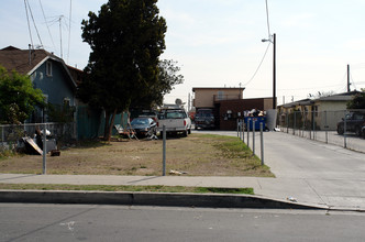 10812-10814 Larch Ave in Inglewood, CA - Building Photo - Building Photo