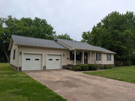 142 Cherokee Dr in Martin, TN - Building Photo