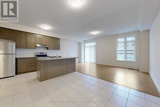 56 Haldimand Cres in Vaughan, ON - Building Photo - Building Photo