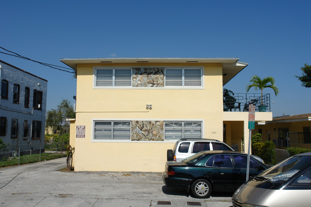 1627 NW 3rd St in Miami, FL - Building Photo