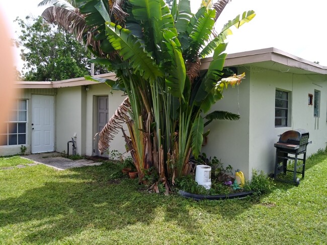 18750 Lenair Dr in Miami, FL - Building Photo - Building Photo