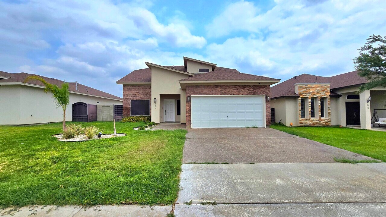 6007 Vero Dr in Laredo, TX - Building Photo