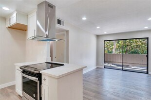 2343 E 17th St, Unit 101 in Long Beach, CA - Building Photo