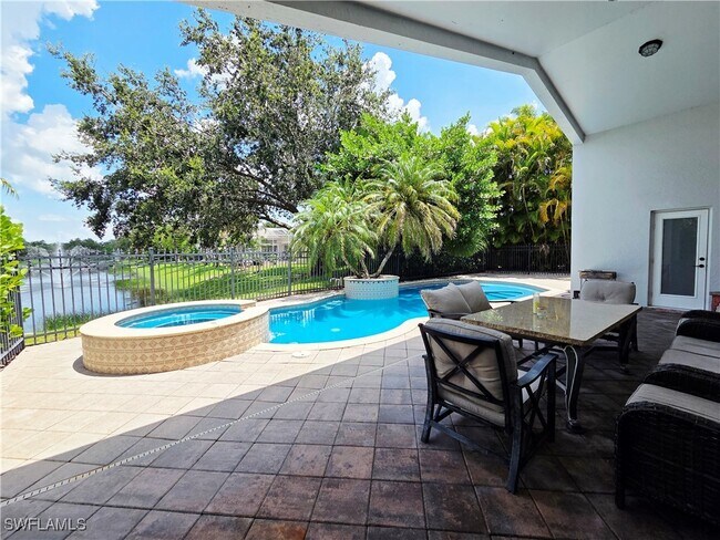 256 Burnt Pine Dr in Naples, FL - Building Photo - Building Photo