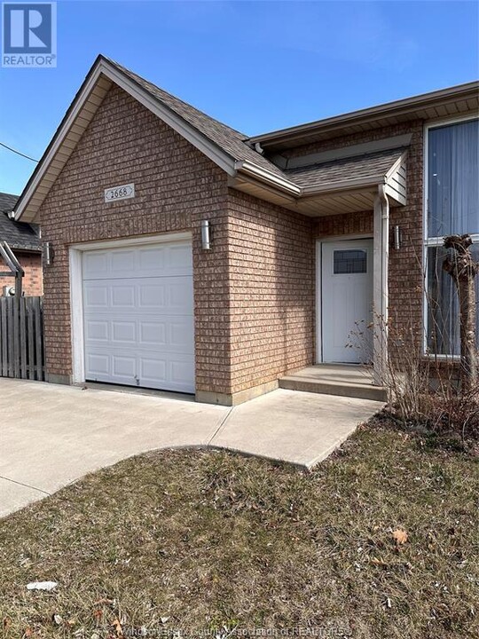 2668 Teedie Cres in Windsor, ON - Building Photo