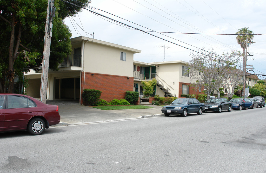 800 Walnut St in San Carlos, CA - Building Photo