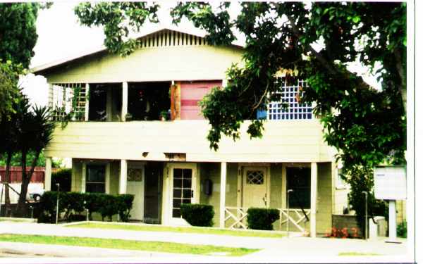 133 S Melrose St in Placentia, CA - Foto de edificio