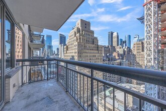 70 W 37th St in New York, NY - Building Photo - Building Photo