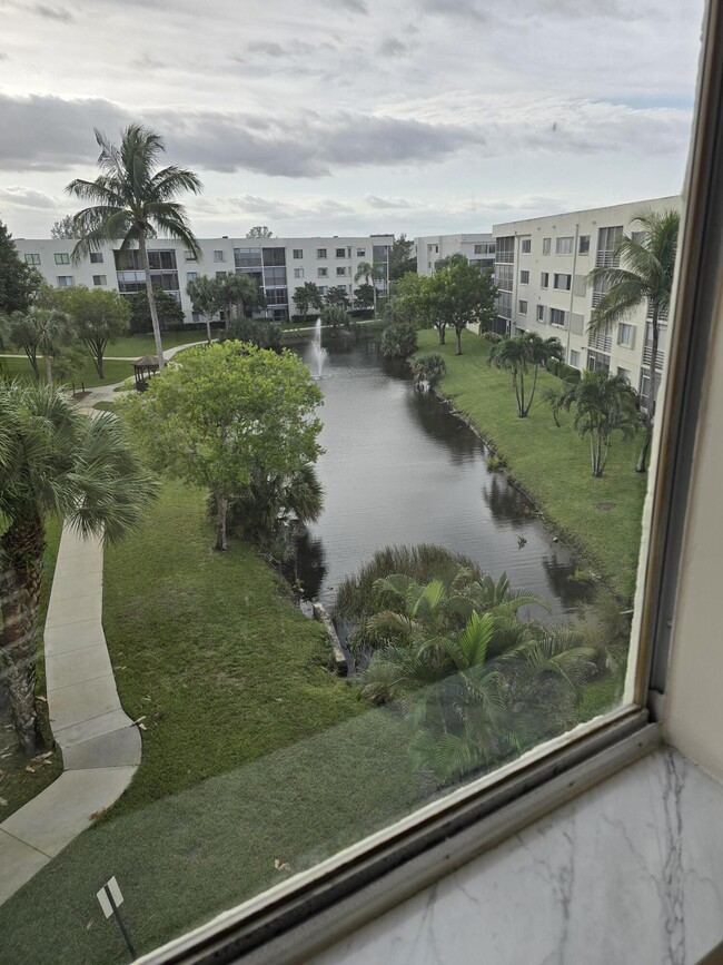 3178 Via Poinciana in Greenacres, FL - Foto de edificio - Building Photo