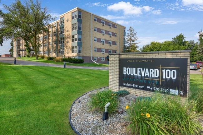 Boulevard 100 Apartments