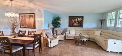 3300 W Rolling Hills Cir in Davie, FL - Building Photo - Building Photo