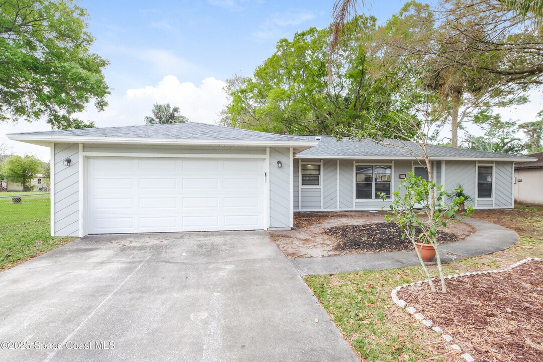 1044 Zamora St SE in Palm Bay, FL - Building Photo