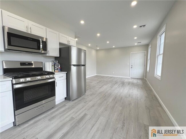 588 Livingston Ave in North Brunswick, NJ - Building Photo - Building Photo