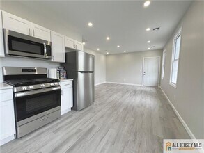 588 Livingston Ave in North Brunswick, NJ - Foto de edificio - Building Photo