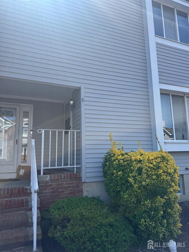 16 Dawn Ct in Monmouth Junction, NJ - Building Photo - Building Photo