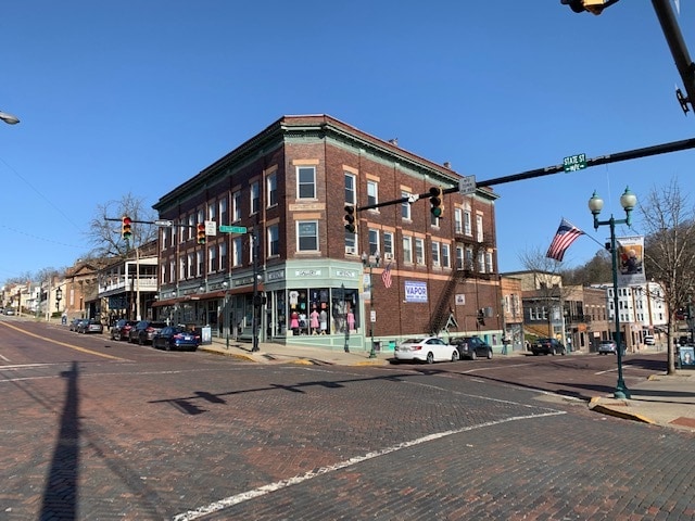 4 W State St, Unit 301 in Athens, OH - Foto de edificio - Building Photo