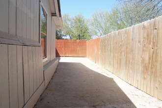 11815 Mohawk Dr in Laredo, TX - Building Photo - Building Photo