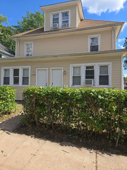 132 Birch St in Manchester, CT - Building Photo