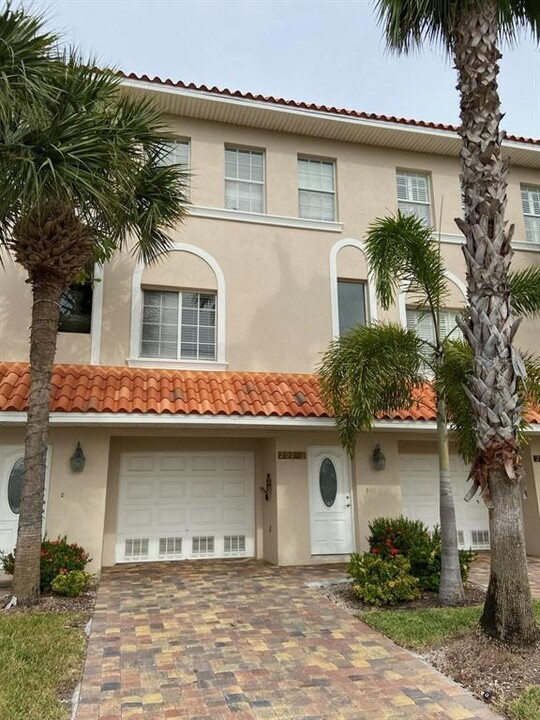 200 Brightwater Dr in Clearwater, FL - Building Photo