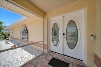 227 SE 43rd Ln in Cape Coral, FL - Foto de edificio - Building Photo