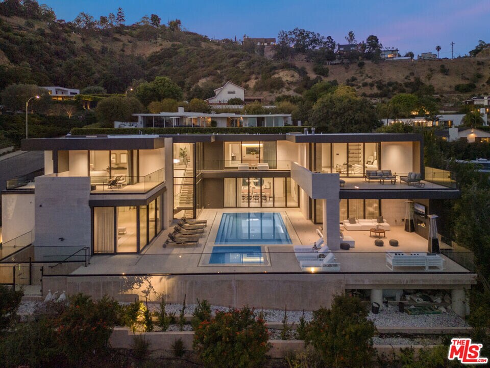 9255 Swallow Dr in Los Angeles, CA - Foto de edificio