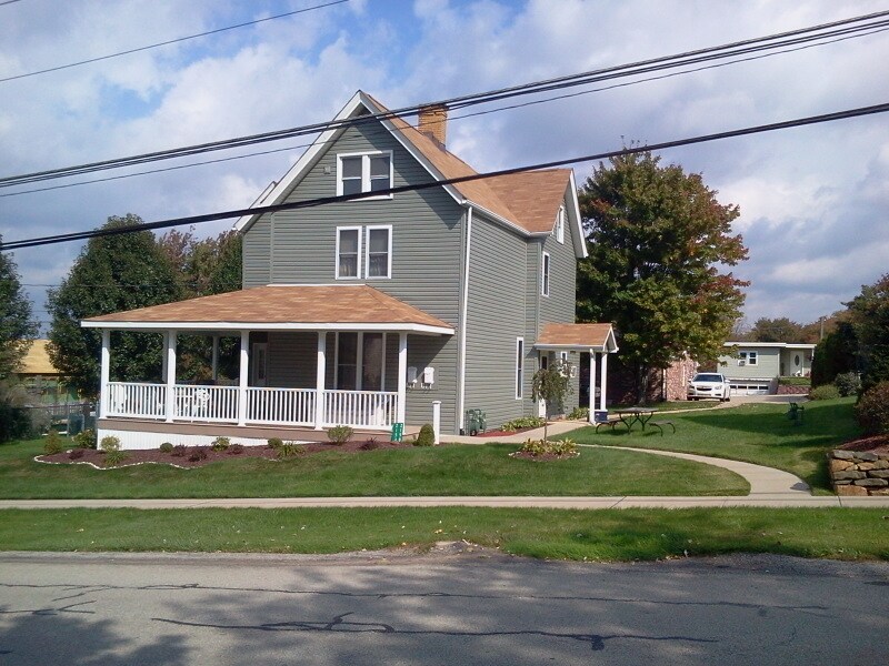 215 E Pittsburgh St in Delmont, PA - Building Photo