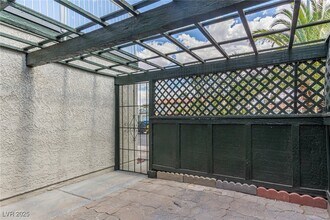 557 Chelsea Dr in Henderson, NV - Building Photo - Building Photo