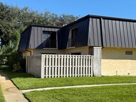 2429 Waterside Dr in Lake Worth Beach, FL - Building Photo