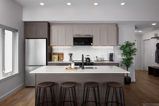 THE AMBROSI in Kelowna, BC - Foto de edificio - Building Photo