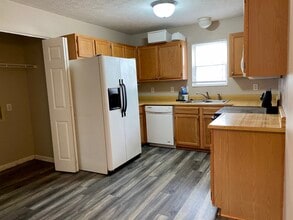 1493 Sanner Drive in Greenwood, IN - Foto de edificio - Building Photo