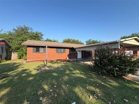 2605 Queensbury Rd in Moore, OK - Building Photo