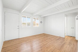 1132-1136 Phoenix Ave in Seaside, CA - Foto de edificio - Interior Photo