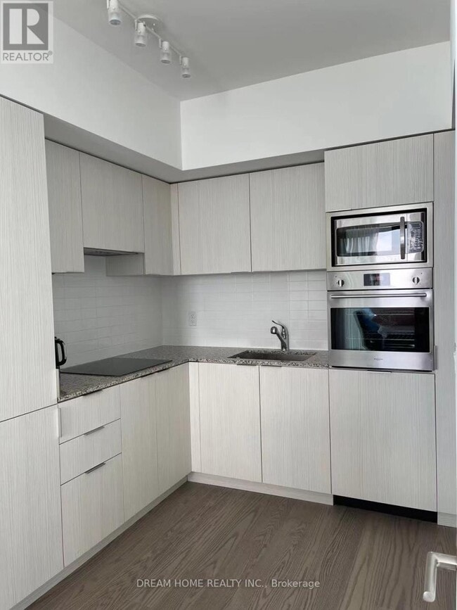 11 Wellesley St W in Toronto, ON - Building Photo - Building Photo