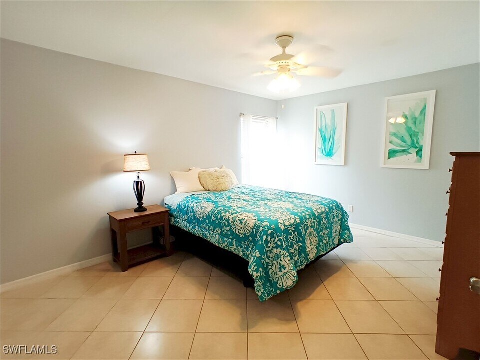 230 SW 43rd St in Cape Coral, FL - Foto de edificio