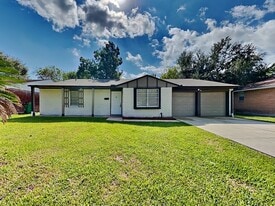 407 Harold Ln in Baytown, TX - Building Photo