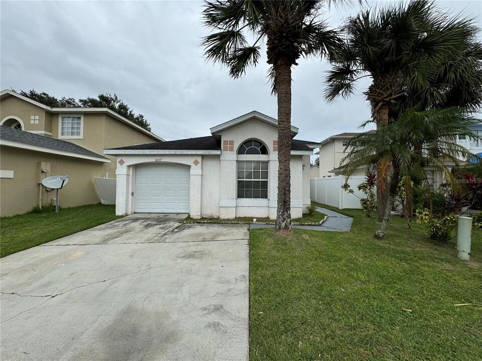 3247 Brewster Dr in Kissimmee, FL - Foto de edificio