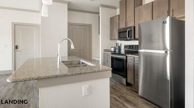 12500 Shadowglen Trce, Unit 9302 in Manor, TX - Foto de edificio - Building Photo