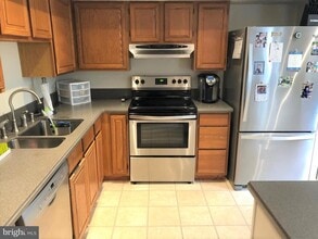 14140 Honey Hill Ct in Centreville, VA - Building Photo - Building Photo