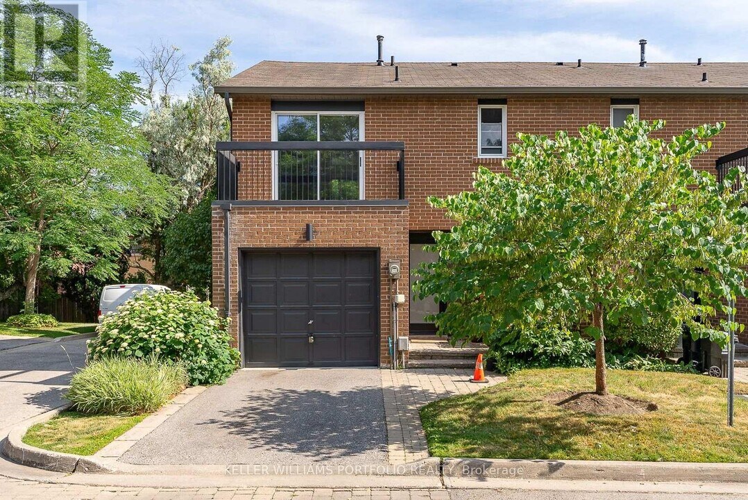 1387 Royal York Rd in Toronto, ON - Building Photo