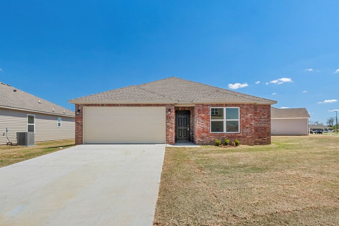 2109 E Fennec St in Siloam Springs, AR - Building Photo