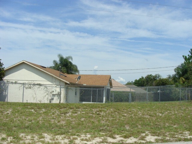 2568 Hillview Cir in Deltona, FL - Building Photo - Building Photo